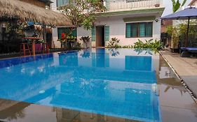Damnak Riverside Villa